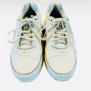 Brooks White Athletic Sneakers for Active Lifestyle